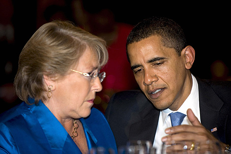 La presidenta de Chile, Michelle Bachelet, conversa con el presidente de EEUU, Barack Obama, en la pasada Cumbre de las Amricas. | Efe