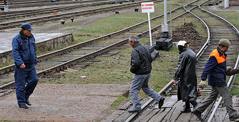 Trabajadores en una estacin de tren en Gumri, entre Armenia y Turqua. | Afp