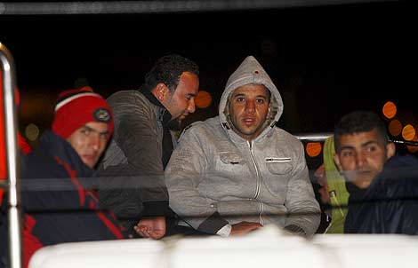 Varios inmigrantes tras ser trasladados al puerto de Almera. | Efe