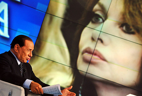 Berlusconi, en un programa de televisin hablando sobre su divorcio. | RAI1