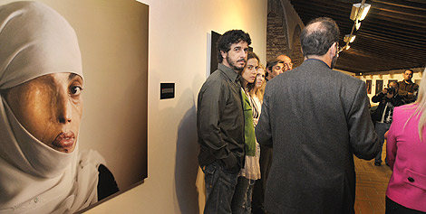Emilio Morenatti, junto a una de las fotografas del reportaje 'Violencia de gnero en Pakistn'. (Foto: Cata Zambrano)