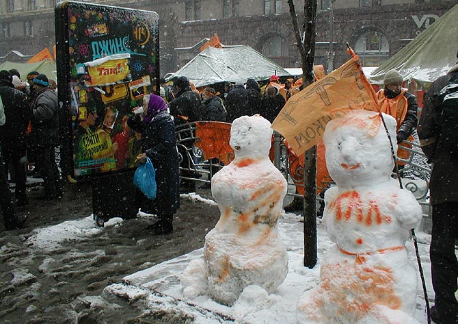 Los muecos de nieve tambin tomaron partido durante la revolucin naranja. (Foto: D. Utrilla)