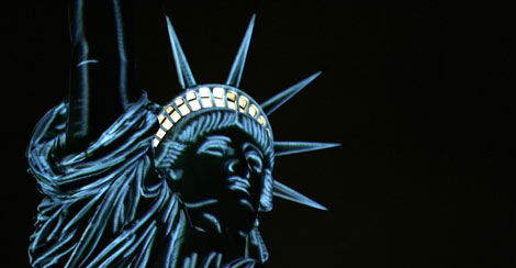 La corona de la estatua, iluminada durante la noche. | Afp