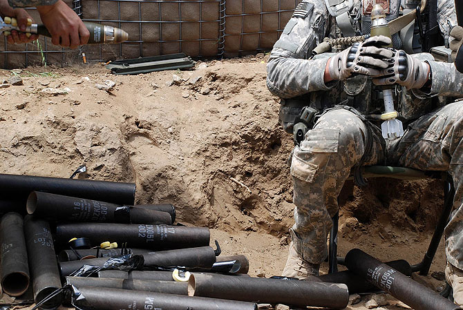 Un militar estadounidense, al lado de los recipientes vacíos de obuses ya lanzados. (Foto: M.B.)