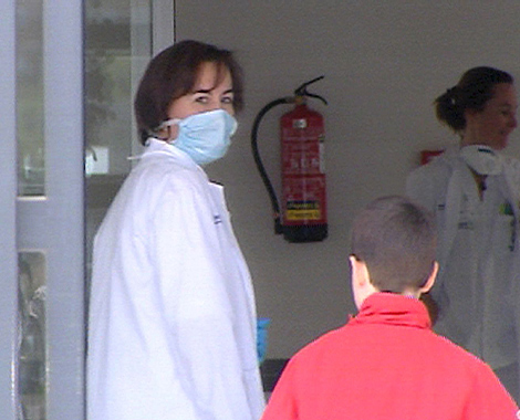 Una trabajadora del Hospital de Almansa (Albacete), con guantes y mascarillas cuando se detect un positivo. | Efe