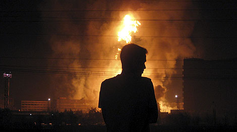 Imagen del fuego creado por la explosin. | Reuters