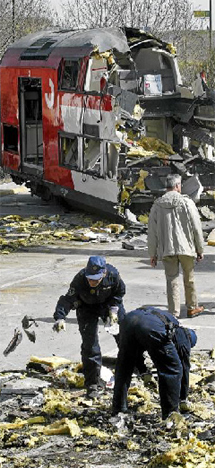 Dos policías repasan los restos de un vagón en El Pozo. | Julián Jaén