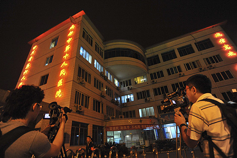 Dos periodistas chinos graban el hospital de Sichuan donde est aislado el primer caso de gripe porcina en el pas. | AP