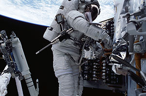 Un astronauta repara el Hubble. | NASA