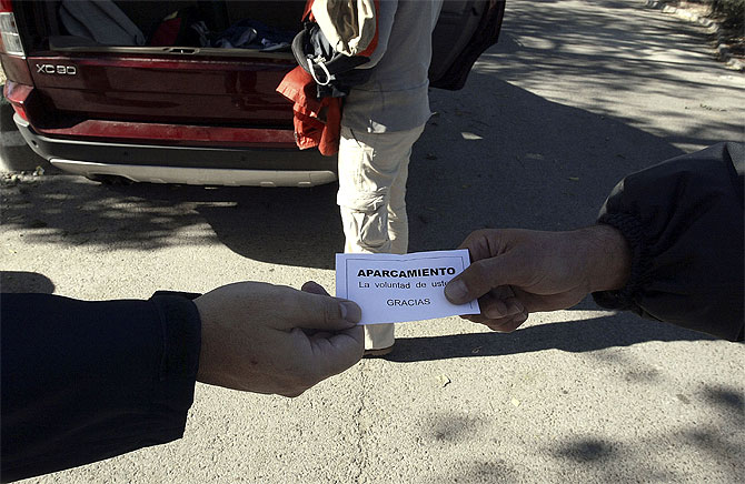 Un 'gorrilla' entrega un 'recibo' a un conductor. (Foto: Kike Para)