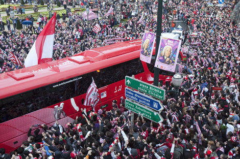 Una marea de seguidores del Athletic envuelve al autobs antes de la semifinal. | Mitxi