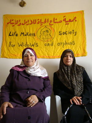 Maysun Ahmed Khalaf y la viuda Asil Naim, en el centro de la ONG en Dora. | M. G. P.
