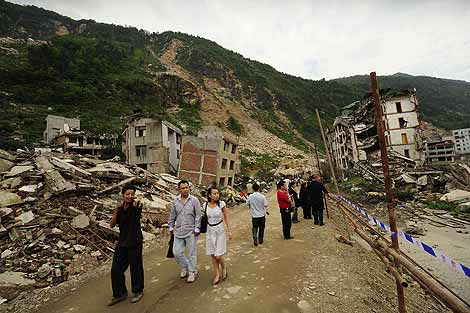 Unos visitantes contemplan lo que queda de la ciudad de Beichuan. | AFP