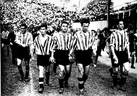 Temo Zarra, encabeza el grupo de rojiblancos en la final de Copa de 1943. | El Mundo