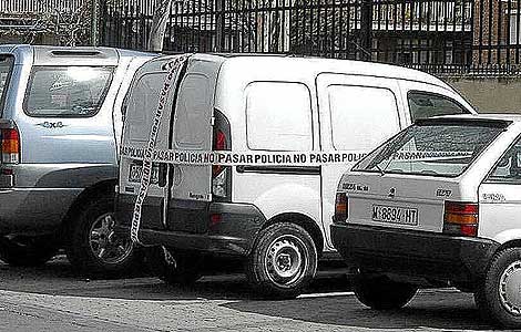 La furgoneta Kangoo empleada por los terroristas. | Efe