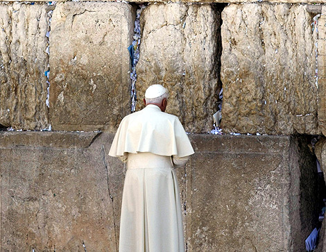 El Papa deposita su peticin. | Afp