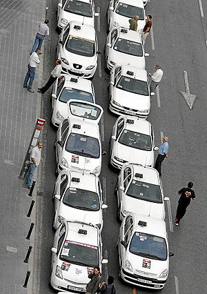 Protesta de los taxis en Valencia. | Jos Cullar