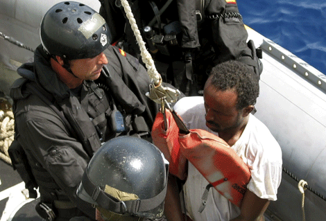 Momento de la detencin de los piratas en aguas de Somalia | Efe