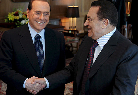 Berlusconi estrecha la mano de Hosni Mubarak. | Efe