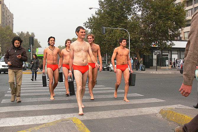 Los modelos pasean semidesnudos por las calles de Santiago. (Foto: Cadbury)