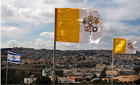 Banderas vaticanas e israeles ondean en Nazaret. | Ap
