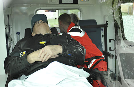 El ex guardi nazi es trasladado en ambulancia desde el aeropuerto de Munich a la crcel de Stadelheim. | Afp