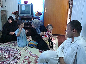 La familia de Ghada ali Jattab, en su caravana de Al Shaab.