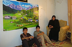 Um Mustafa, acompaada de sus hijos en su caravana de Shkuk.
