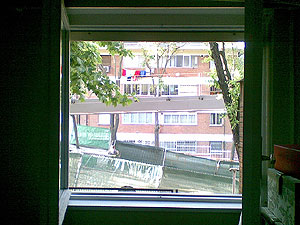 Imagen de la pasarela vista desde el interior de la casa. (Foto: P. B. M.)