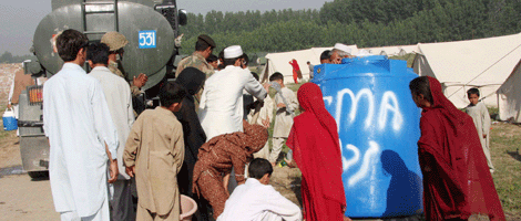 Un grupo de desplazados pakistanes recibe ayuda. | Efe