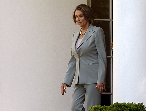 La presidenta de la Cámara de Representantes de EEUU, Nancy Pelosi, sale de la Casa Blanca el miércoles. | AP