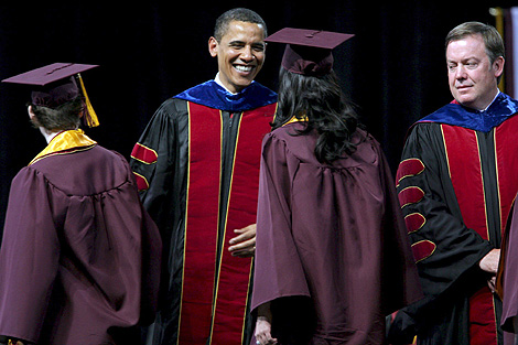 Obama, en una graduacin en la Universidad de Arizona, donde apadrin una beca, en plena tormenta por la difusin de las fotos de las torturas. | Efe