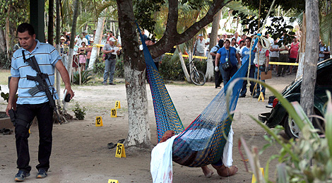 Peritos de la polica mexicana rodean el lugar donde se produjo la matanza en Tabasco. | Efe