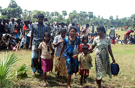 Civiles huyen de los enfrentamientos de Sri Lanka. | Afp