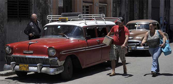 Un taxi en una calle de La Habana. (Foto: EFE)