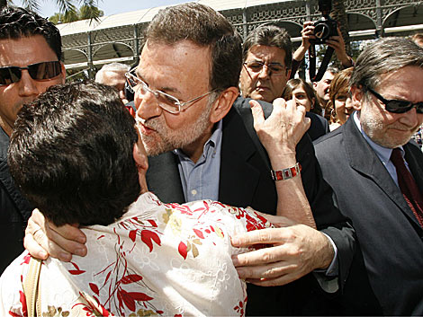 Rajoy besa a una simpatizante durante su paseo por las calles de Crdoba. | Madero Cubero