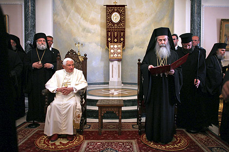 El Papa, junto al patriarca de la Iglesia Ortodoxa en Jerusaln. | Ap