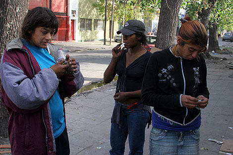 Consumidores de paco en el barrio chabolista de Zavaleta, en Buenos Aires. | Alejandro Cherep