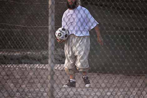 Un preso de Guantánamo aparece con un balón de fútbol en una de las pocas imágenes facilitadas por EEUU. | AP