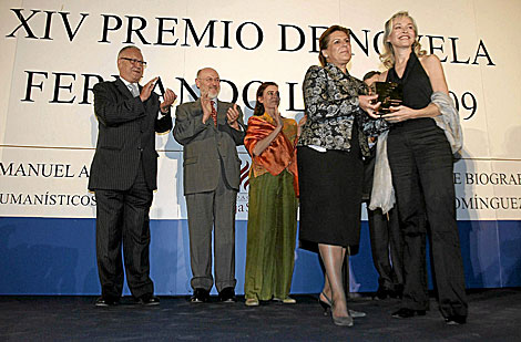 La escritora recoge el premio de novela Fernando Lara, anoche. | Carlos Mrquez