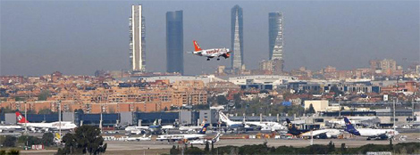 Un avin se dispone a aterrizar en Madrid. | Albero Di Lolli