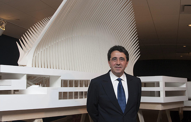 El arquitecto espaol, Santiago Calatrava, posa con el proyecto de estacin para la 'Zona Cero'. | Efe