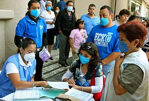 Enfermeros de Mxico D.F. haciendo test de salud a finales de abril (Foto: EFE).