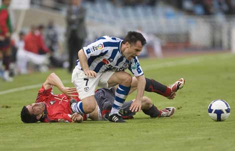 El lateral txuriurdin Gerardo disputa el baln con un rival manchego. | Justy