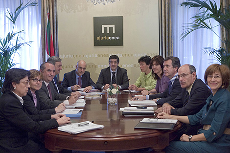 Patxi López y sus consejeros, en la primera reunión del Consejo de Gobierno. | Mitxi