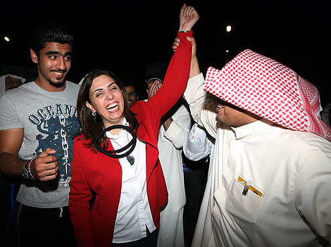 La candidata Rola Dashti celebra su victorai en Kuwait. | AFP