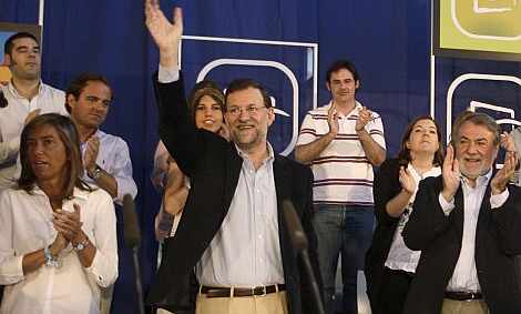 Mariano Rajoy, flanqueado por Ana Mato y Mayor Oreja.| Efe