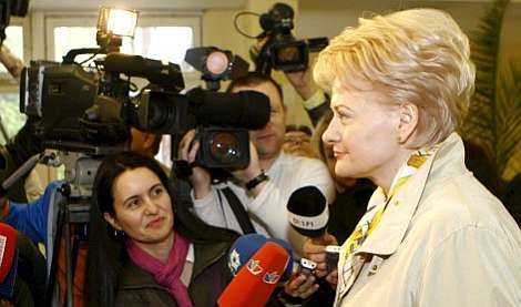 La candidata presidencial Dalia Grybauskaite responde a los periodistas tras votar.| Efe