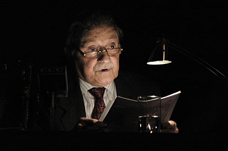 El escritor lee sus poemas en un acto de homenaje en 2005. | AFP