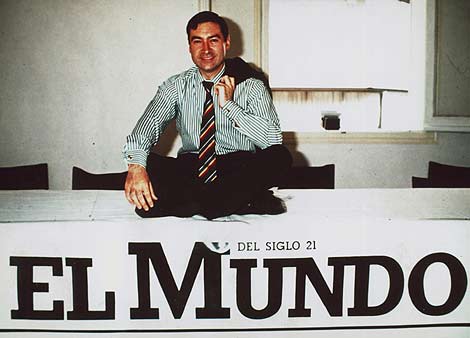 Pedro J. Ramírez, en su escritorio durante los días en los que se fundó EL MUNDO.